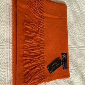 NWT cashmere feel scarf 100% acrylic.